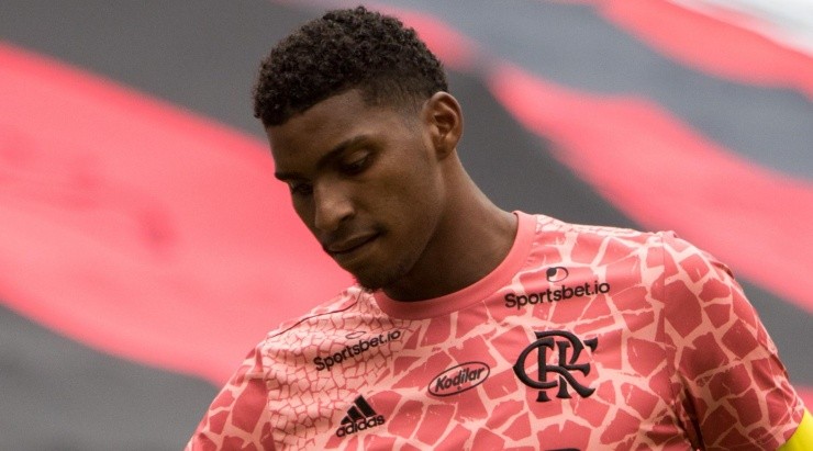 Foto: Robson Mafra/AGIF - Hugo Souza é desejado pelo Estoril.