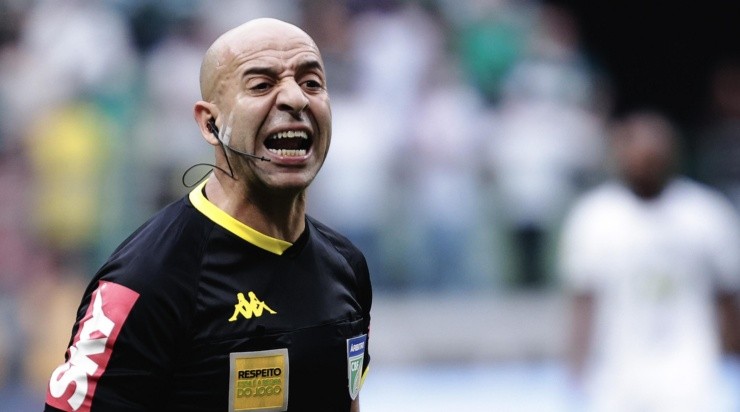 Foto: Ettore Chiereguini/AGIF - Árbitro precisou da ajuda do VAR.