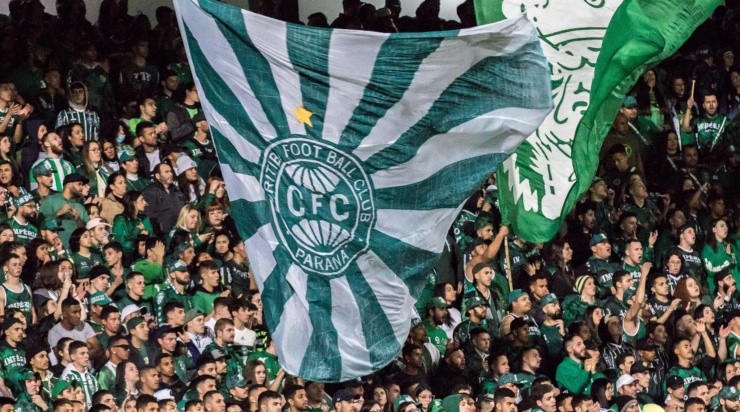 Foto: Robson Mafra/AGIF - A torcida que compareceu ao Couto Pereira criticou o desempenho do time