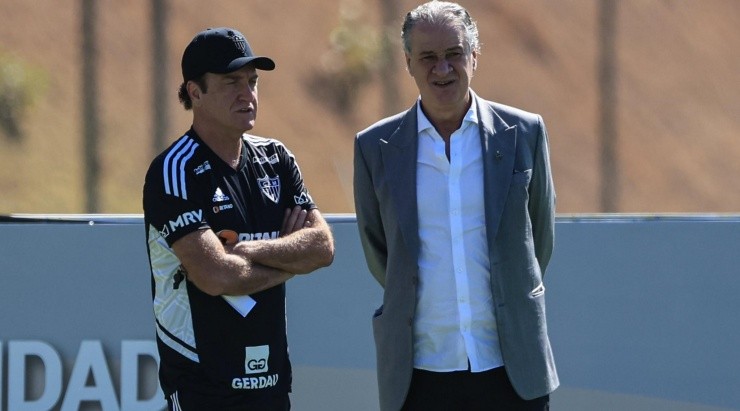 Foto: Pedro Souza / Atlético / Divulgação - Cuca e Sérgio Coelho: presidente torce por premiações para turbinar caixas do clube