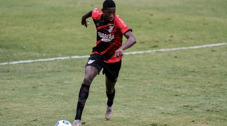 Foto: Thiago Ribeiro/AGIF - Matheus Babi: atacante foi oferecido ao Tricolor, mas não agradou