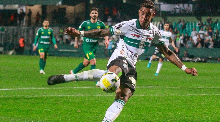 Foto: Gabriel Machado/AGIF - Alef Manga: suspenso, atacante não enfrenta o Atlético-MG