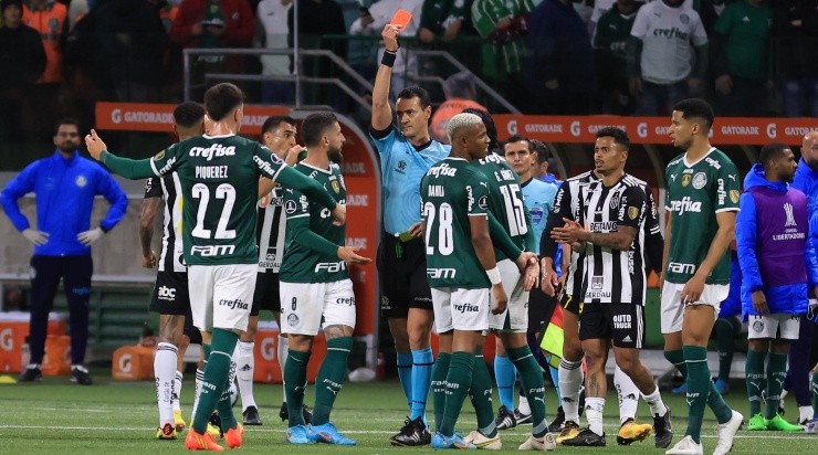 Foto: Marcello Zambrana/AGIF - Árbitro expulsou Danilo e Scarpa.