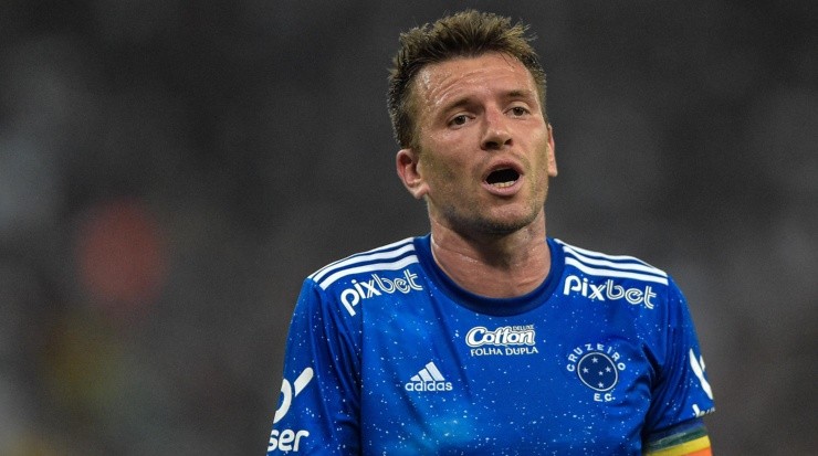 Foto: Thiago Ribeiro/AGIF - Eduardo Brock: zagueiro pode virar desfalque no Cruzeiro