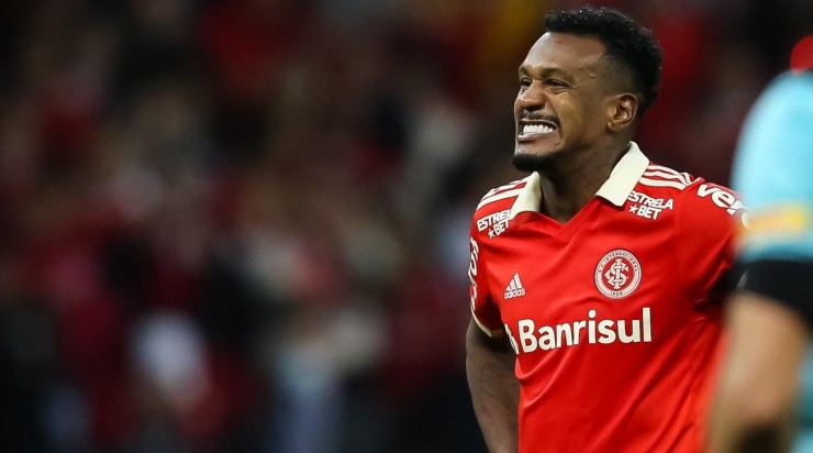 Foto: Pedro H. Tesch/AGIF - Cobrador oficial da equipe, Edenilson desperdiçou seu pênalti