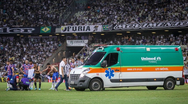 Victor Luís deixou o estádio de ambulância. Foto:Lucas Emanuel/AGIF