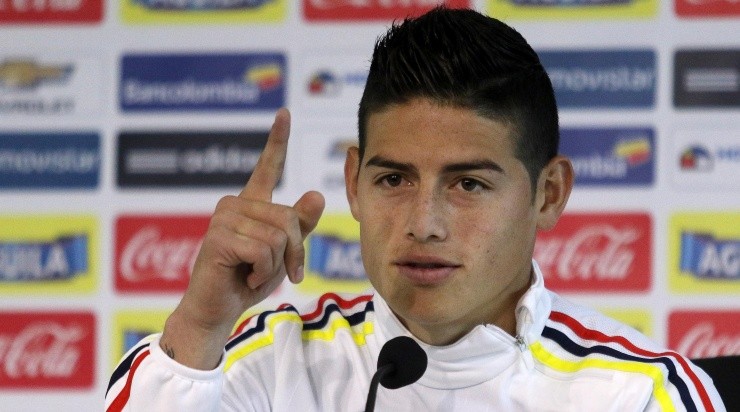 Foto: Rodrigo Saenz/Agencia Uno/AGIF - James é observado pelo Flamengo.