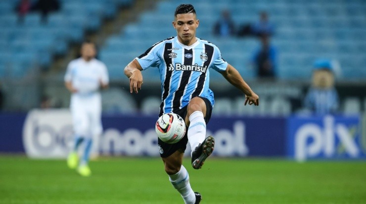 Foto: Pedro H. Tesch/AGIF - Rodrigo Ferreira: lateral deve atingir cláusula definida pelo Grêmio