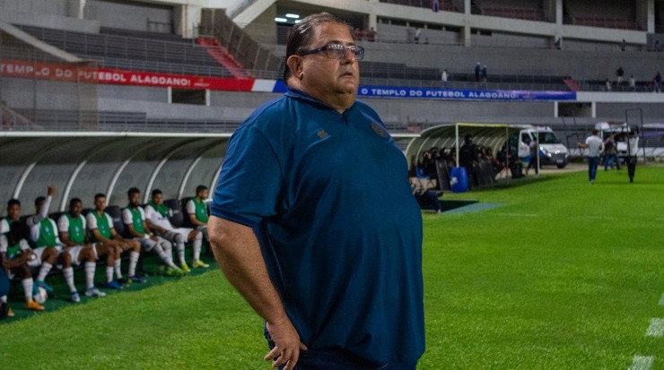 Foto: Francisco Cedrim/AGIF - O treinador chega com a missão de manter o Coxa na Série A