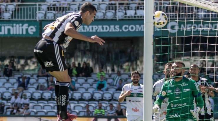 Foto: Robson Mafra/AGIF - O atacante garantiu a vitória do Galo no final de semana