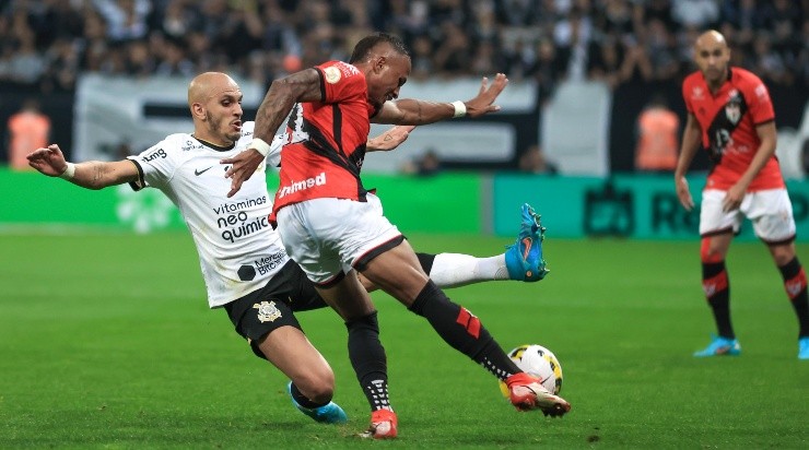 Foto: Marcello Zambrana/AGIF - Fábio Santos jogou muito bem na goleada sobre o Atlético-GO. Foto: Marcello Zambrana/AGIF - Fábio Santos jogou muito bem na goleada sobre o Atlético-GO.