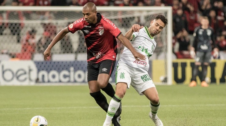 Foto: Robson Mafra/AGIF - O empate com o América-MG custou caro para os planos do Athletico