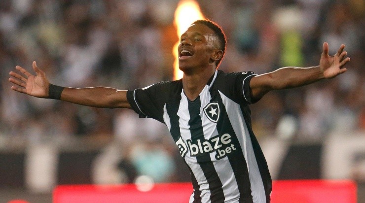 Foto: Vitor Silva/Botafogo/Divulgação - Jeffinho: jovem destaque do Botafogo é acompanhado pelo Athletico