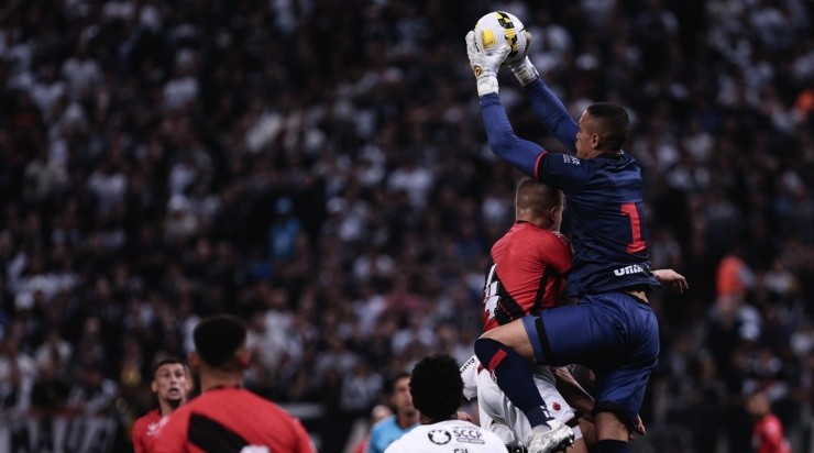 Foto: Ettore Chiereguini/AGIF - Renan levou os primeiros três gols de Yuri Alberto pelo Corinthians.