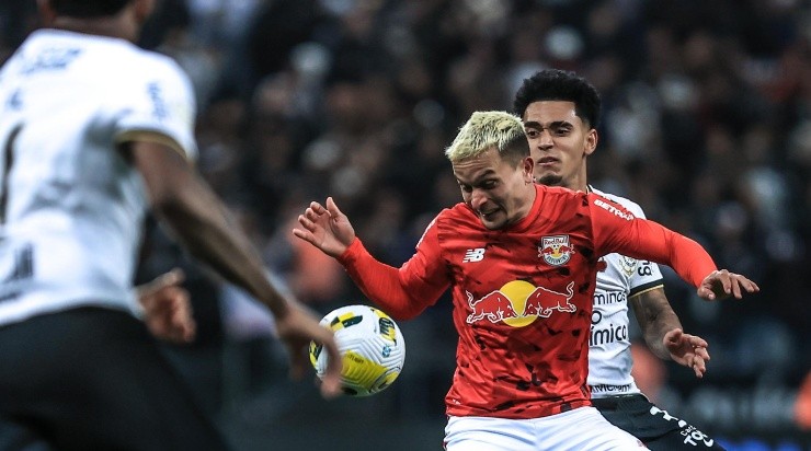 Foto: Marcello Zambrana/AGIF - Artur esteve em campo diante do Corinthians.
