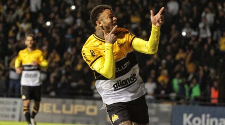 Foto 2: Lucas Sabino/AGIF - Criciúma contou com emoção de Rafael Bilu, cria do Corinthians, após o gol de pênalti.