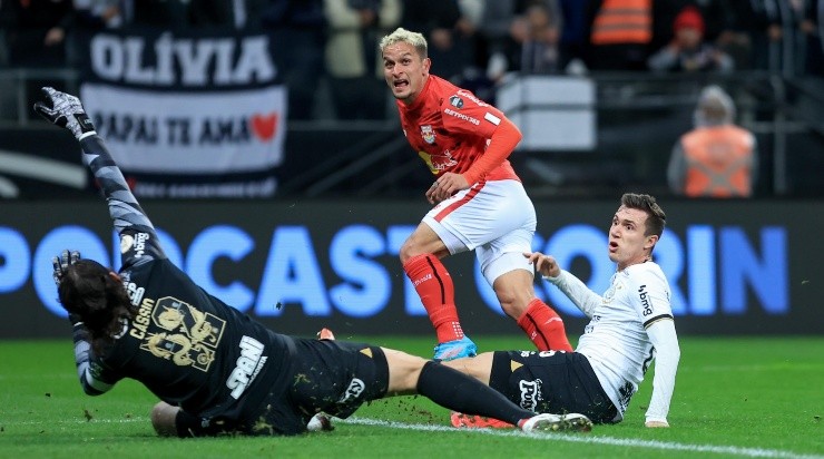 Foto: Marcello Zambrana/AGIF - Artur perdeu boas oportunidades contra o Corinthians.