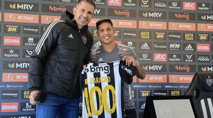 Foto: Pedro Souza / Atlético / Divulgação - O argentino foi homenageado após completar 100 jogos pelo Clube