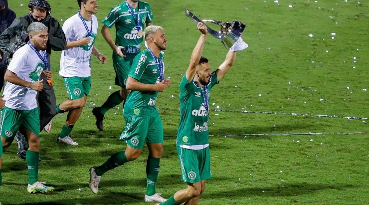 Foto: Dinho Zanotto/AGIF - Anderson Leite venceu a Série B de 2020, pela Chape.