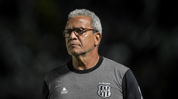 Thiago Ribeiro/AGIF - Hélio no comando da Ponte Preta.