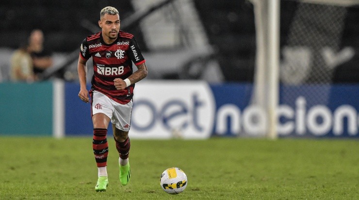  Foto: Thiago Ribeiro/AGIF - Matheuzinho está com moral na Europa.