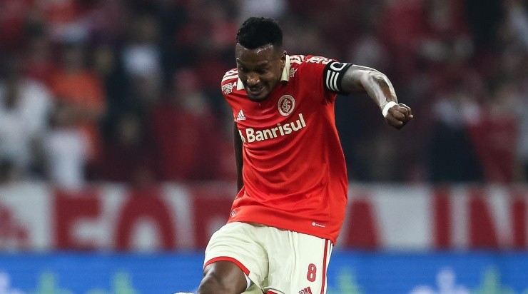 Foto: Pedro H. Tesch/AGIF - Edenílson foi campeão da América em 2012 pelo Corinthians.