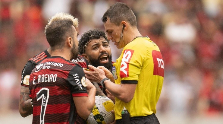 Foto: Jorge Rodrigues/AGIF - Árbitro expulsou Gabigol e Jô.