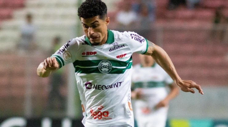 Foto: Fernando Moreno/AGIF - Egídio: lateral tem atuado como meia no Coritiba