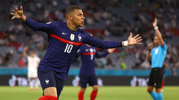 Foto: Kai Pfaffenbach - Pool/Getty Images/Alemanha - Até mesmo o presidente da França conversou com Mbappé