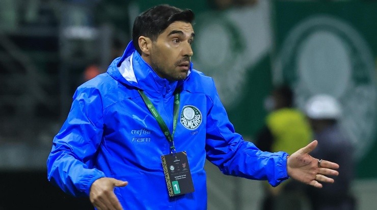 Foto: Marcello Zambrana/AGIF - Abel saiu revoltado com a arbitragem.