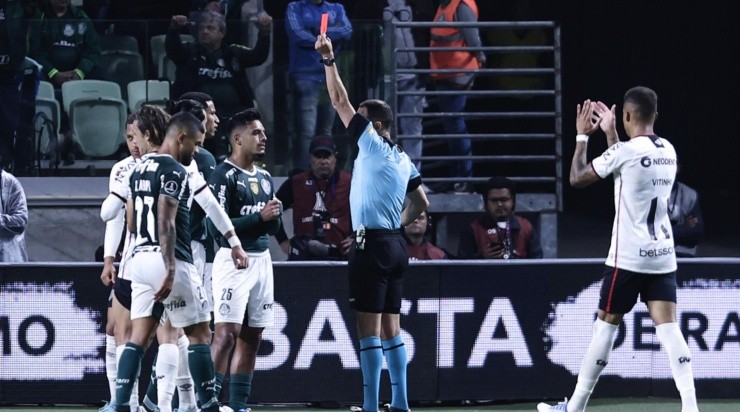 Foto: Ettore Chiereguini/AGIF - Árbitro voltou atrás na decisão e deu cartão vermelho ao defensor do Palmeiras.