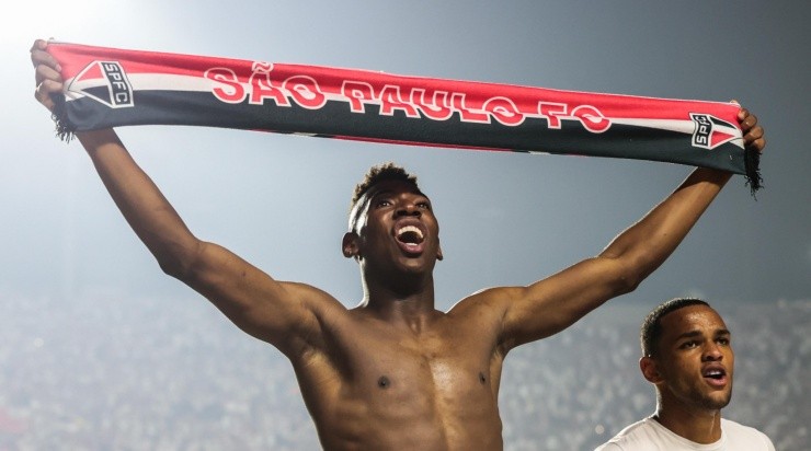 Foto: Marcello Zambrana/AGIF - Léo comemorando a vaga na decisão.