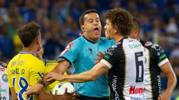 Foto: Fernando Moreno/AGIF - Partida foi bem quente no Mineirão. 
