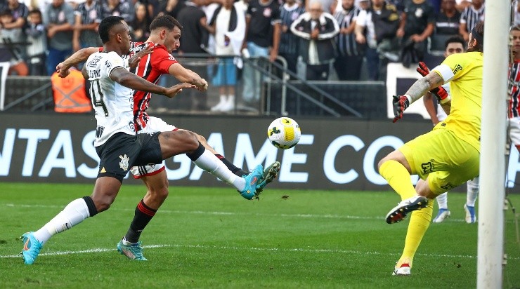 Foto: Marcello Zambrana/AGIF - Calleri marcou o gol do empate no primeiro turno. 