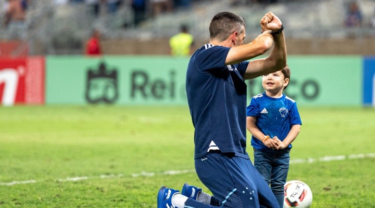 Foto: Alessandra Torres/AGIF - Pezzolano brincando com o filho após o último jogo.
