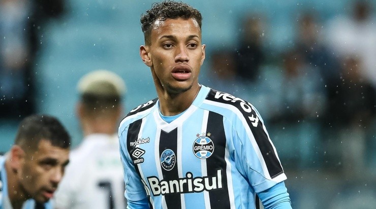 Foto: Pedro H. Tesch/AGIF - Bitello: volante está suspenso pelo 3º cartão amarelo