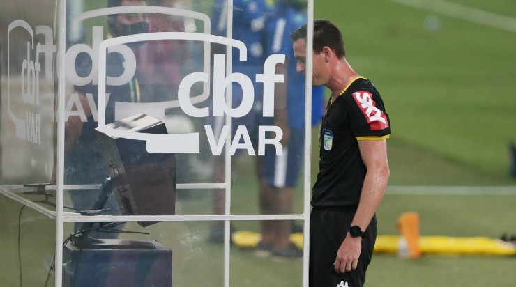 Foto: Gil Gomes/AGIF - Árbitro segue se envolvendo em polêmicas.