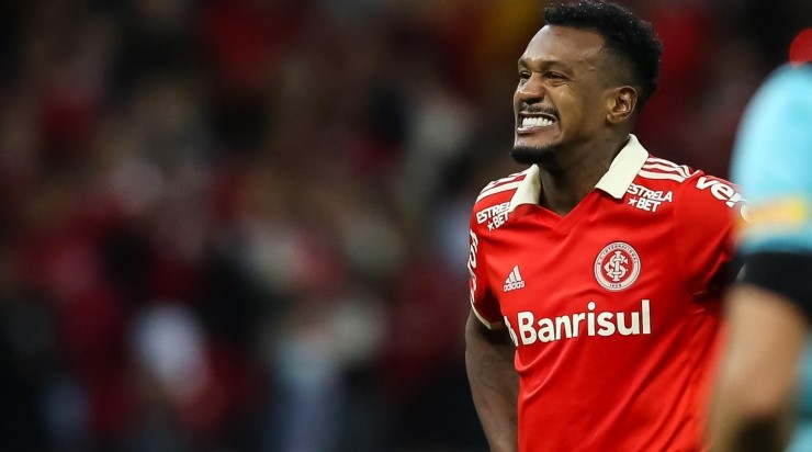 Foto: Pedro H. Tesch/AGIF - Alvo de críticas da torcida, o volante perdeu espaço em Porto Alegre