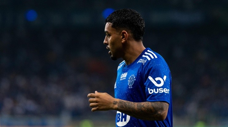 Alessandra Torres/AGIF - Matheus Bidu em ação pelo Cruzeiro. 