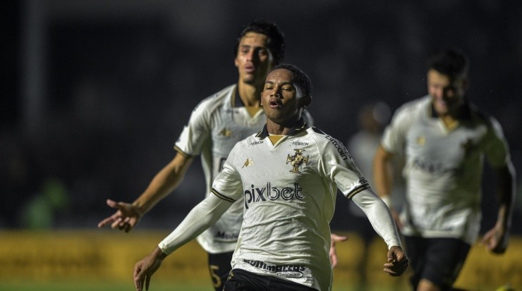 Thiago Ribeiro/AGIF - Eguinaldo em ação pelo Vasco. 