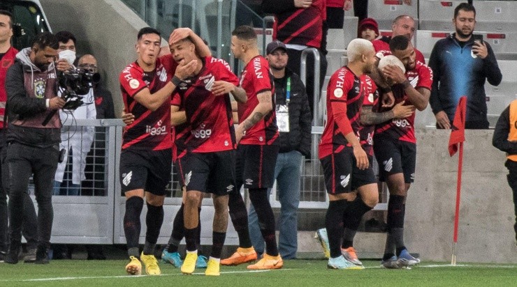 Foto: Robson Mafra/AGIF - Em casa, Furacão empatou em 2 a 2 com o Cuiabá