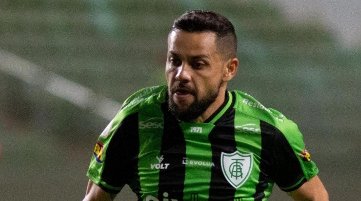 Foto: Fernando Moreno/AGIF - Felipe Azevedo esteve envolvido no lance.