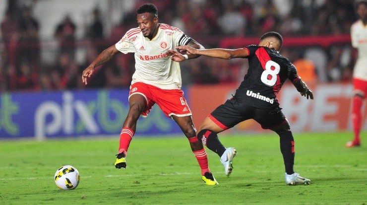 Foto: Internacional/Divulgação - O volante foi titular diante do Atlético-GO