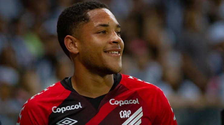 Foto: Fernando Moreno/AGIF - Vitor Roque: destaque com a camisa do Athletico-PR