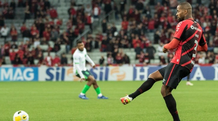 Foto: Robson Mafra/AGIF - O zagueiro só atuou uma vez com a camisa do Athletico