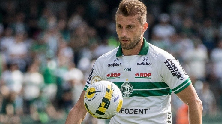 Foto: Robson Mafra/AGIF - Henrique: zagueiro voltou aos treinos do Coritiba