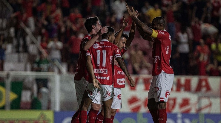 Foto: Isabela Azine/AGIF - Jogador do Vila comemorando vitória sobre o Guarani.