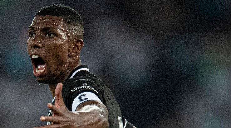 Foto: Jorge Rodrigues/AGIF - Kanu atualmente está no banco de reservas do Botafogo.