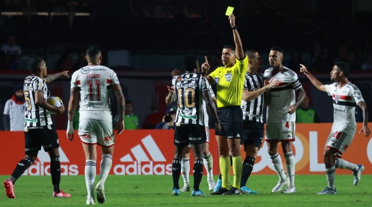 Foto: Marcello Zambrana/AGIF - Mendoza recebendo amarelo no primeiro turno contra o São Paulo. 
