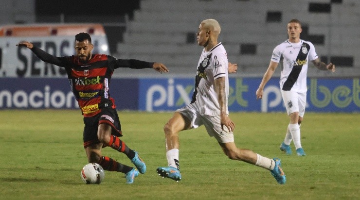 Foto: Rogério Capela/AGIF - Wallisson em ação contra o Ituano.